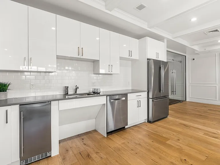 420 W Broadway #302 — Photo 11