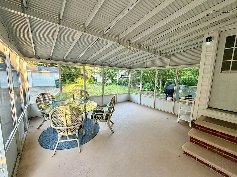 1561 Maywood Rd — Photo 3