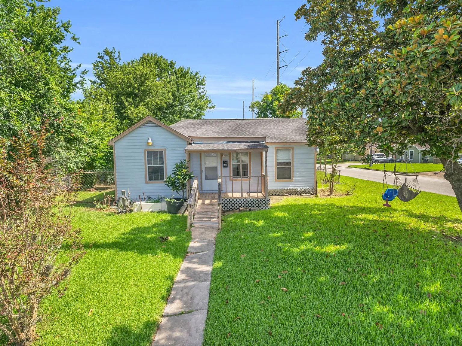 2 bed, 1.0 bath, 932 sqft, $1,200 — Photo 1