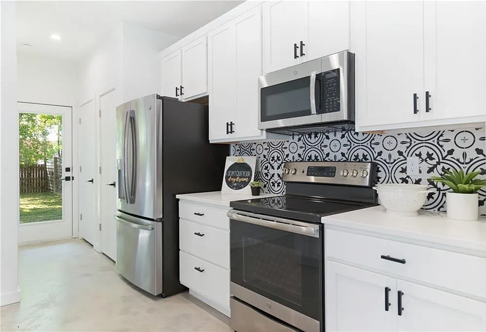 3 bed, 2.5 bath, 1500 sqft, $2,995 — Photo 2