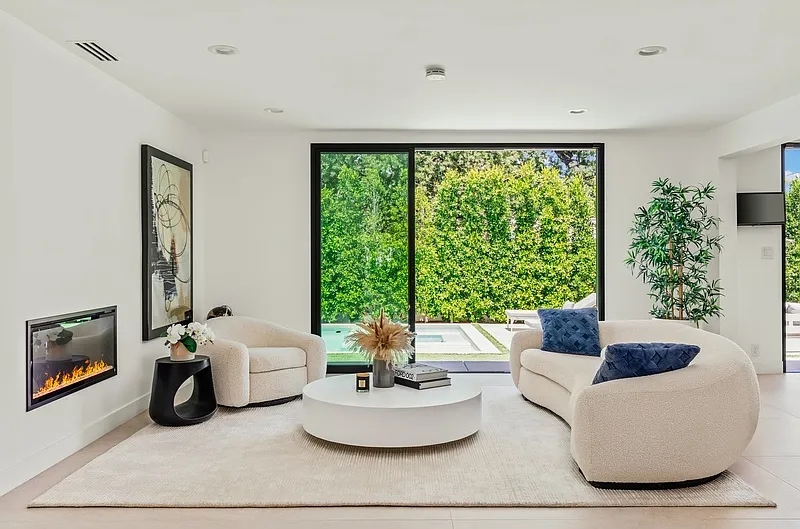 4 bed, 4.0 bath, 2932 sqft, $25,000 — Photo 3
