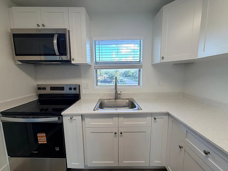 5841 SW 36th Ct — Photo 15