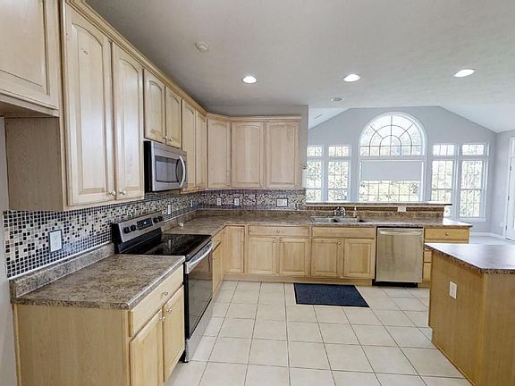 3rd image of 7044 Summerhill Dr