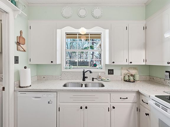 5th image of 2 Pin Oak Dr