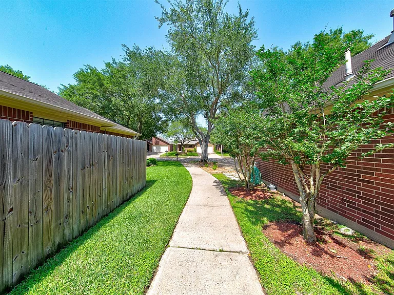 402 Live Oak Ln — Photo 34