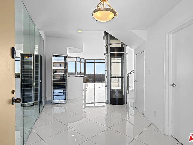 4267 Marina City Dr #Penthouse 4 — Photo 2