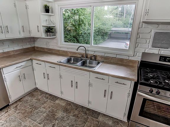 4th image of 872 College Ave