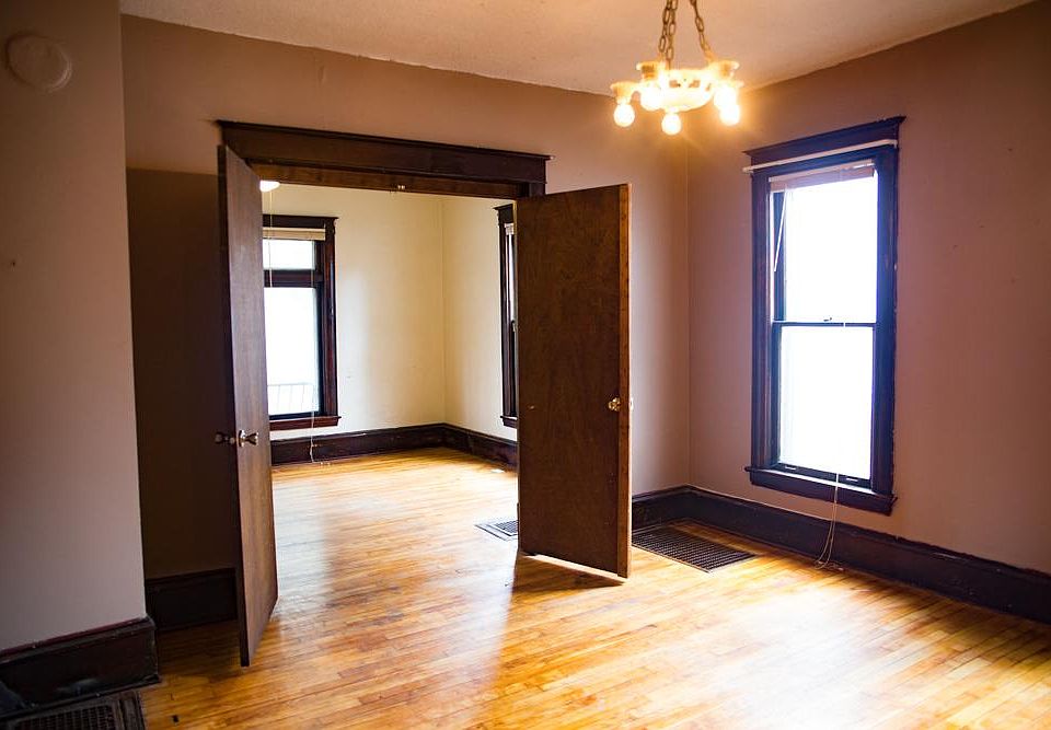 1st image of 1305 E Hennepin Ave #4