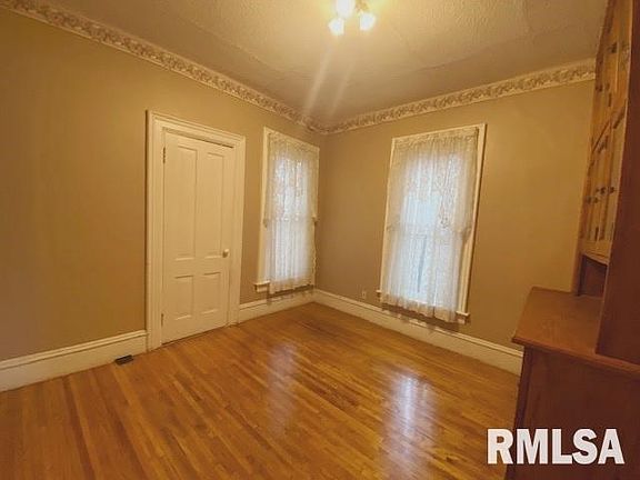 5th image of 816 E 13th St