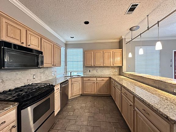 4th image of 2133 Newport Dr