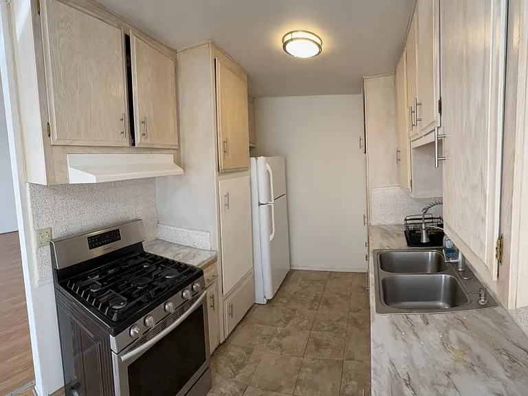 14218 Sylvan St — Photo 4