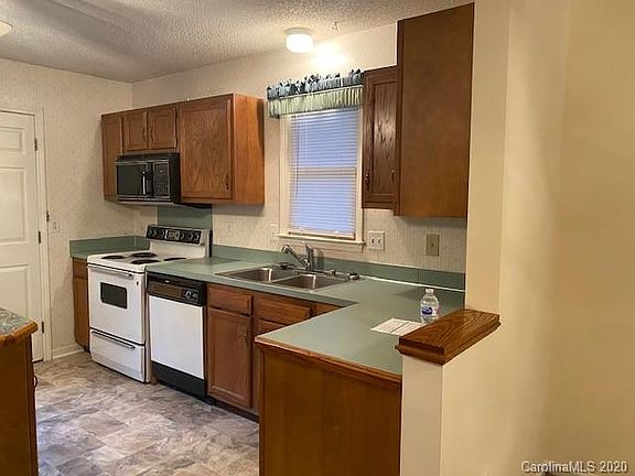 3rd image of 8318 Summerglen Cres