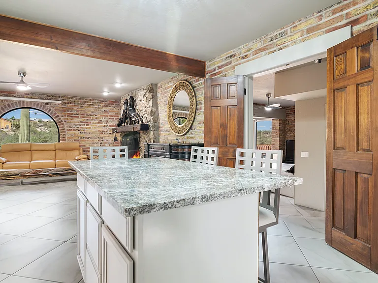 1101 W Roller Coaster Rd — Photo 17