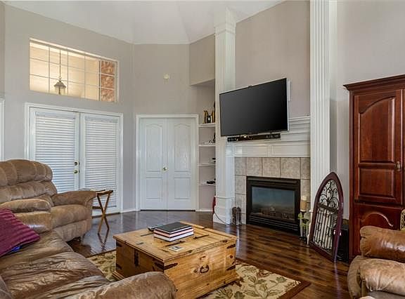 3rd image of 1801 W Westhill Dr
