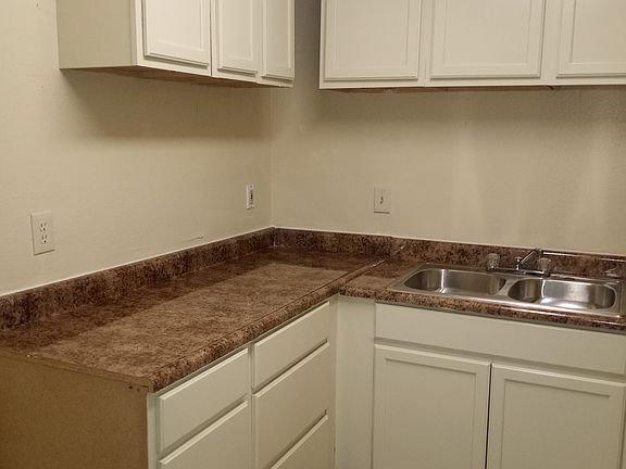 3rd image of 923 N Banning Blvd