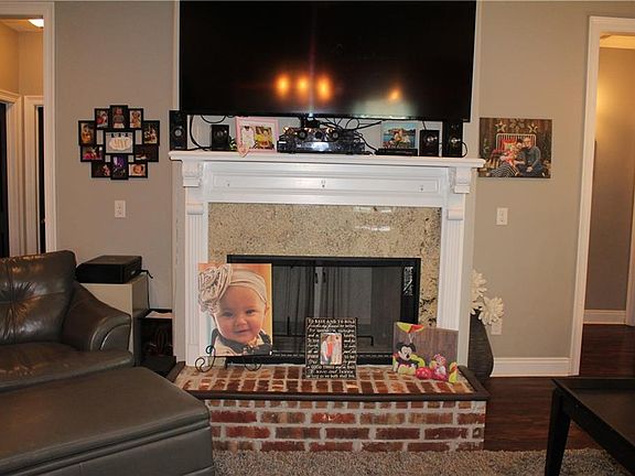 4th image of 636 Jewell Ln