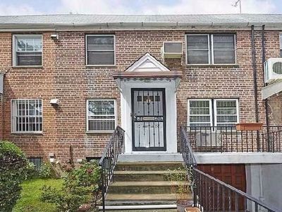 6724 Utopia Pkwy, Fresh Meadows, NY, 11365