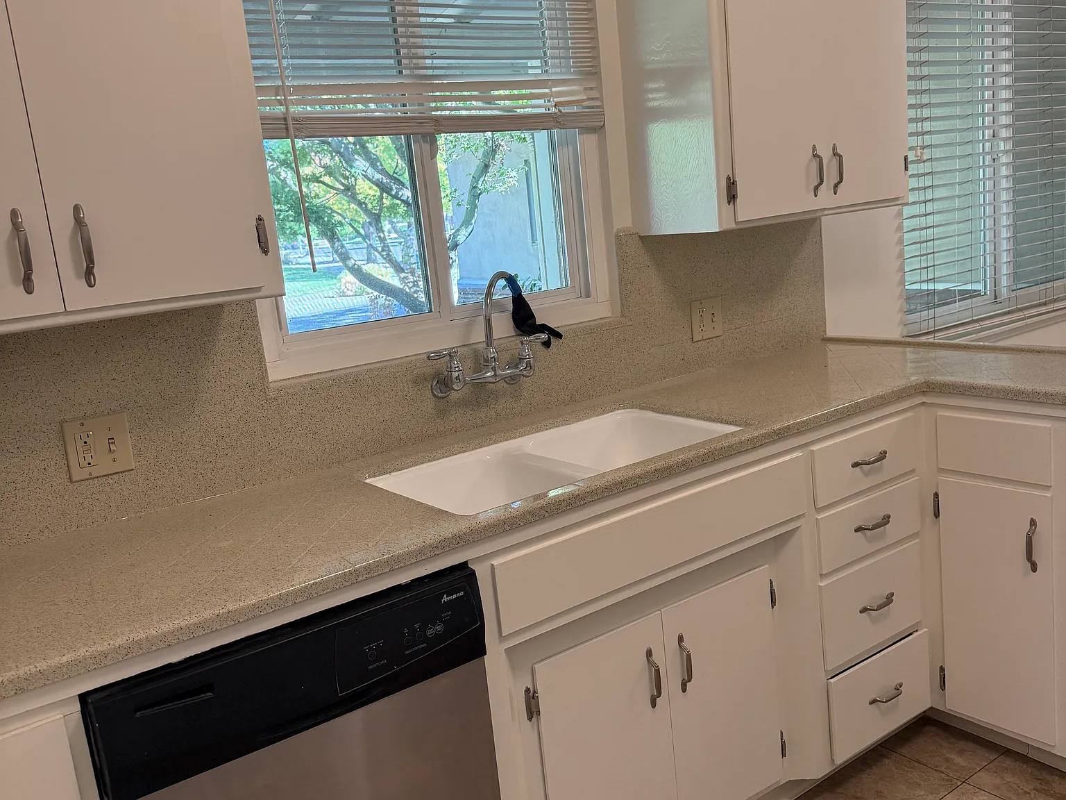 3 bed, 2.5 bath, 1732 sqft, $5,200 — Photo 3