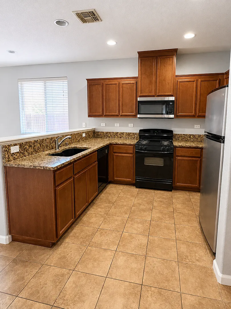 4 bedroom 2 bath home in Merced — Photo 3