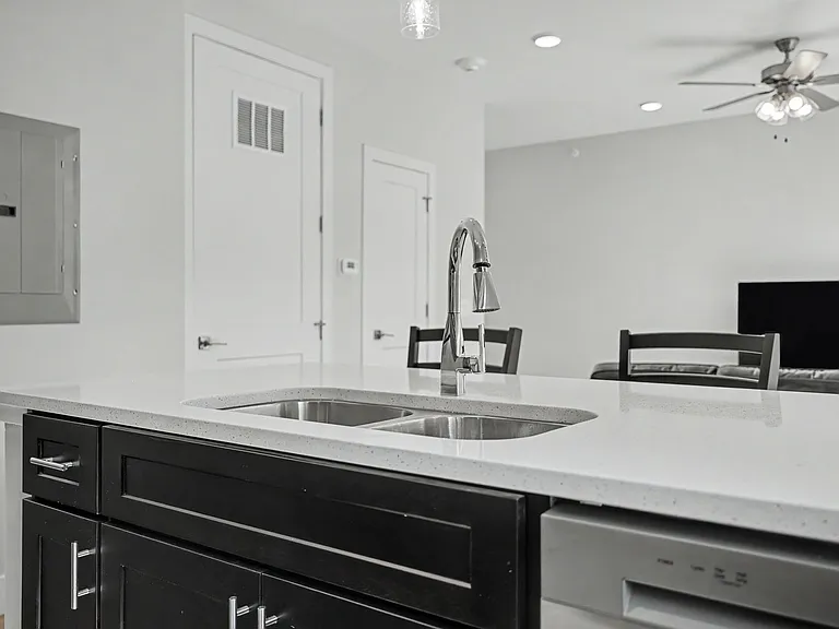 512 W Clark St — Photo 17