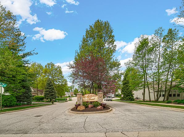 2726 White Pine Cir, Valparaiso, IN 46383