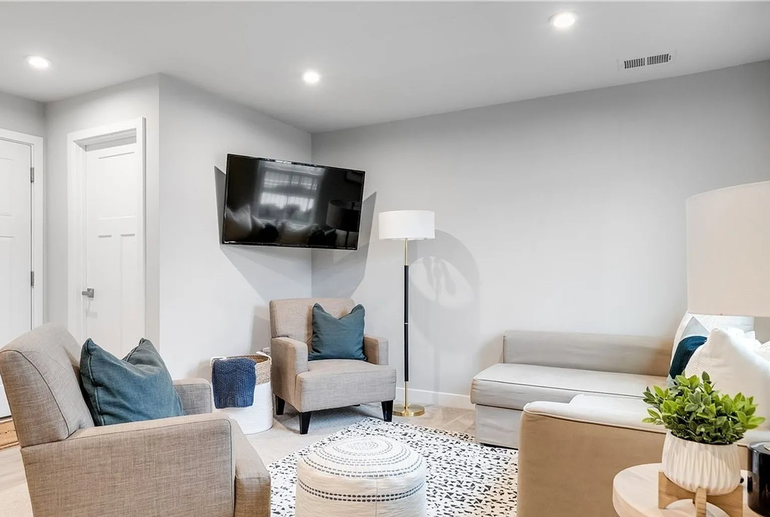 3 bed, 3.5 bath, 2136 sqft, $2,895 — Photo 3