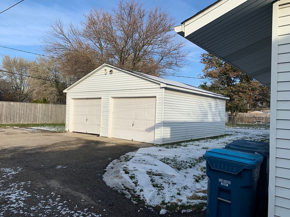 2nd image of 1727 Plum St #1729