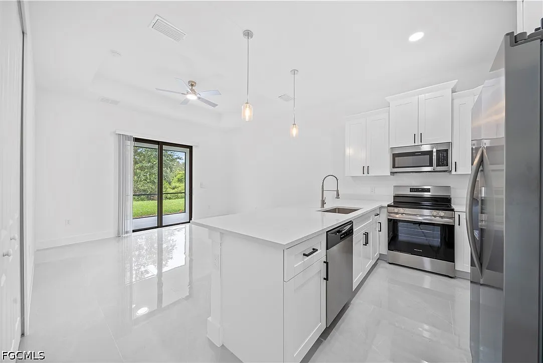 3 bed, 2.0 bath, 1270 sqft, $2,000 — Photo 2