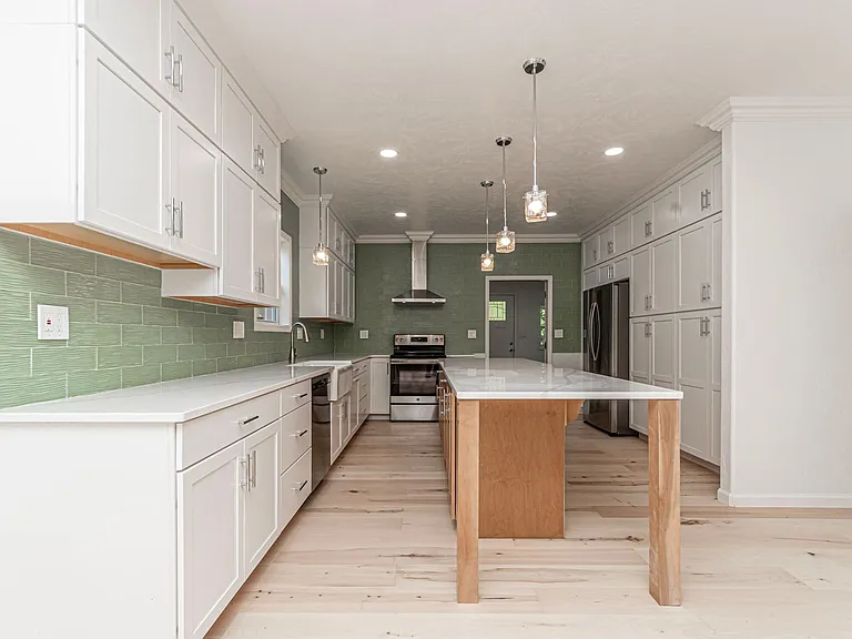 829 Broadway Ave — Photo 11