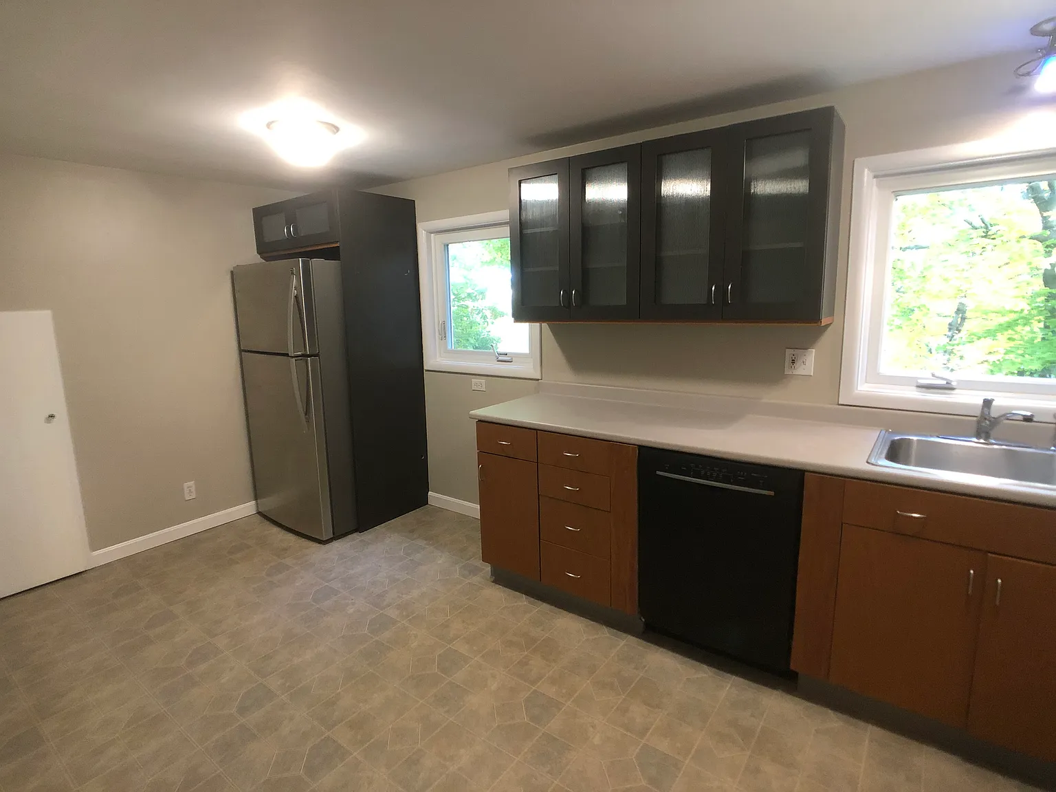 3 bed, 1100 sqft, $2,400 — Photo 2
