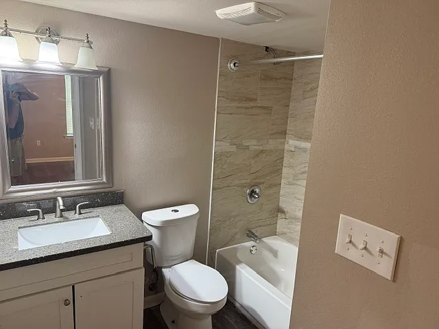 4200 Hollygrove St #4200 — Photo 15