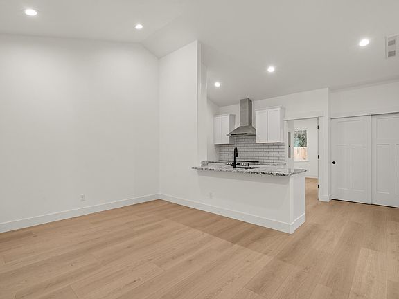 2nd image of 414 SW I St