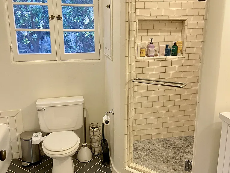4067 Glenalbyn Dr — Photo 16