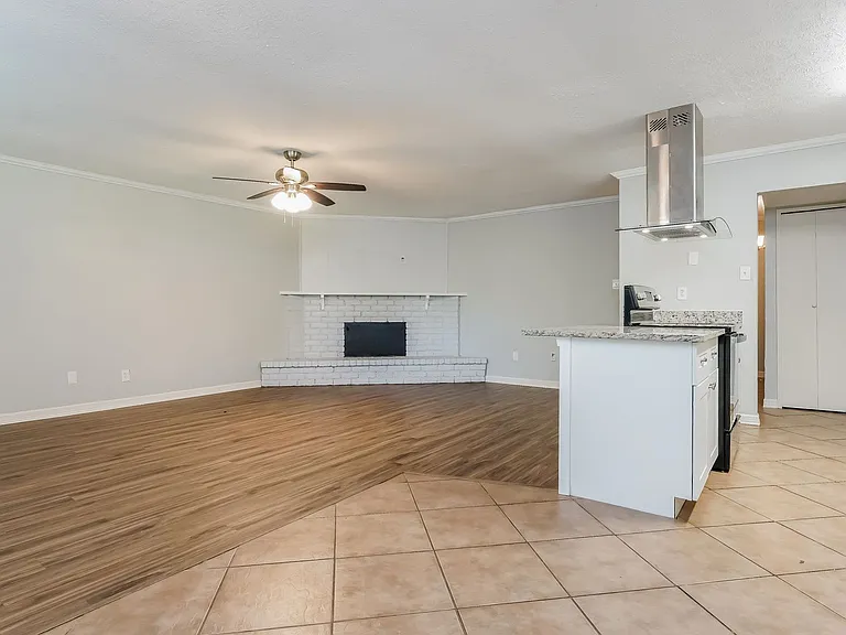 918 Clark Trl — Photo 6