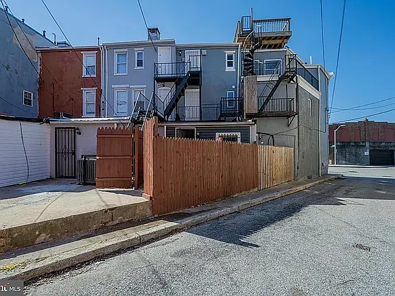1028 W Cross St — Photo 17