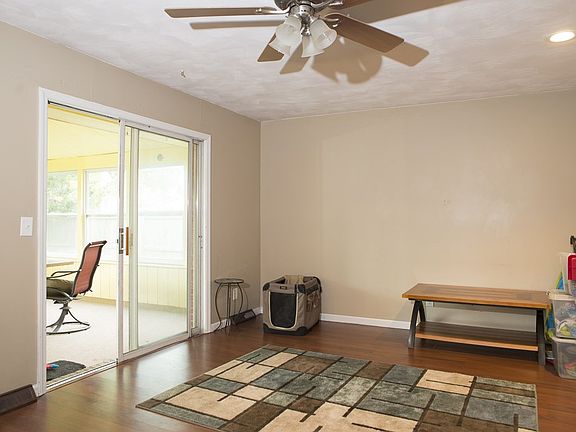 4th image of 3910 Penbrook Ln