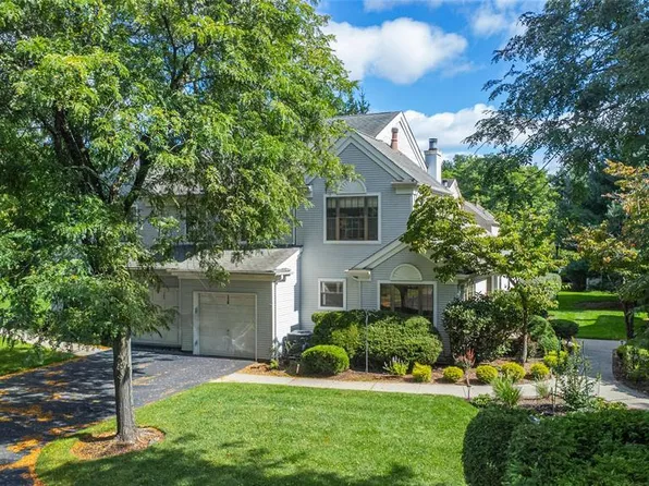 138 Day Ct, Mahwah, NJ 07430