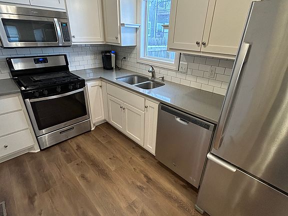 4th image of 950 29th Ave NE Unit 1