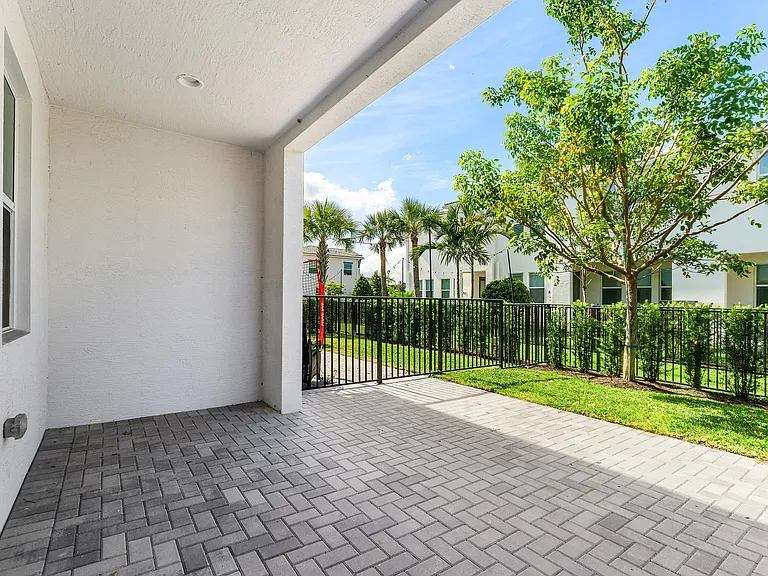 16474 Helix Ct — Photo 31