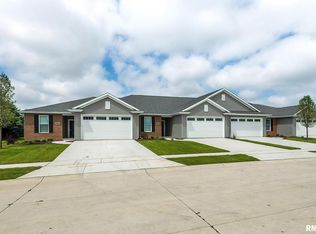 5660 Red Fox Rd, Bettendorf, IA 52722