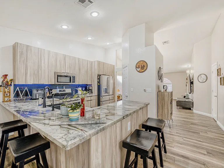 Iverson Ln — Photo 8