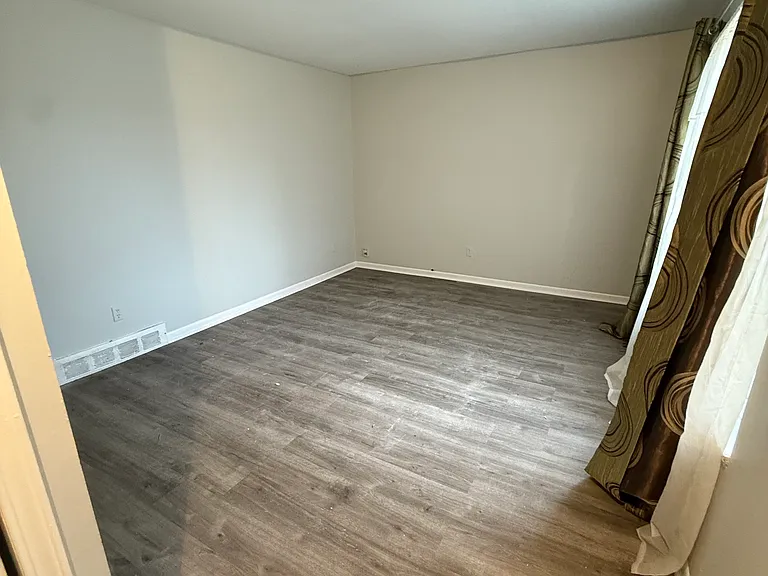 22246 Schafer St — Photo 2