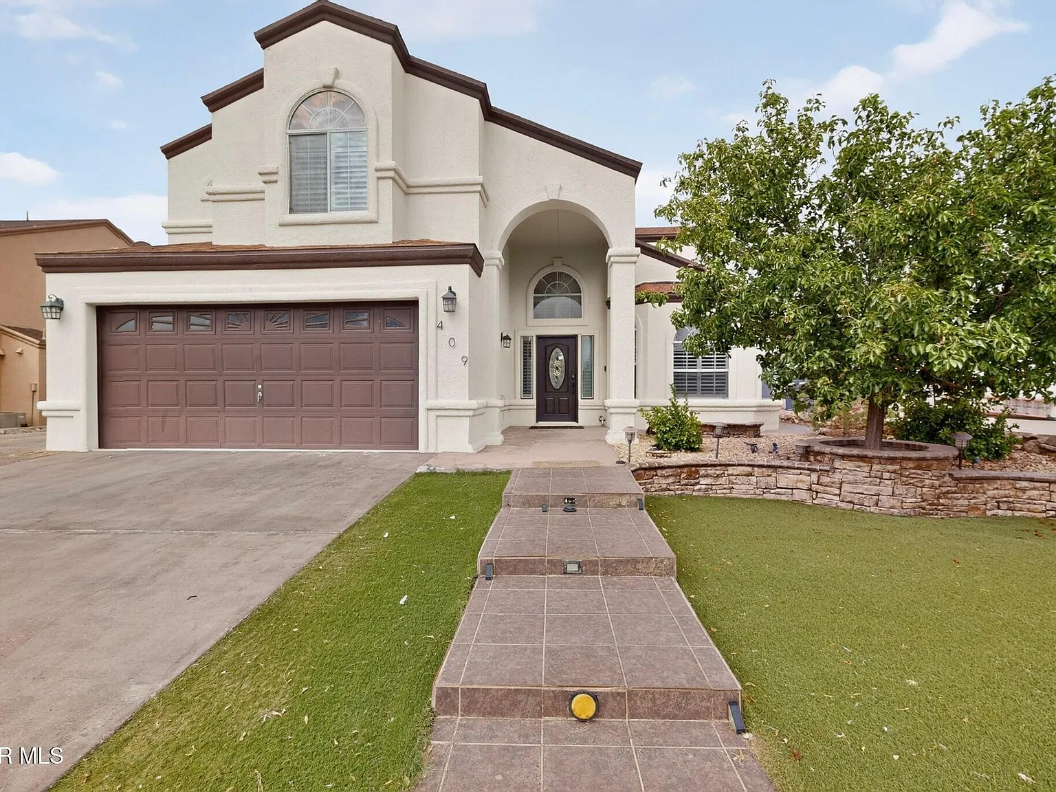 4 bed, 2.5 bath, 2274 sqft, $2,000 — Photo 2