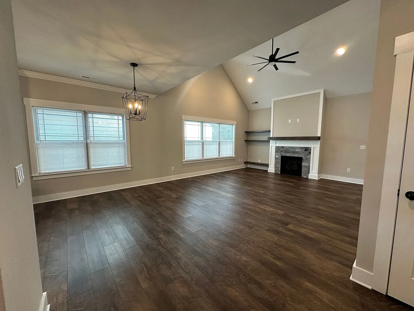 Beautiful 4 Bed, 2.5 Bath, 2 Car Garage - Community Pool & Walking Trail! — Photo 3