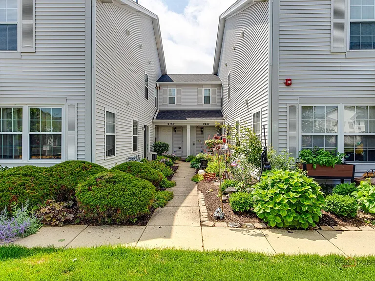 2487 Dickens Dr — Photo 2