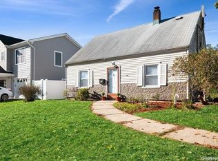 72 Barnyard Ln, Levittown, NY 11756