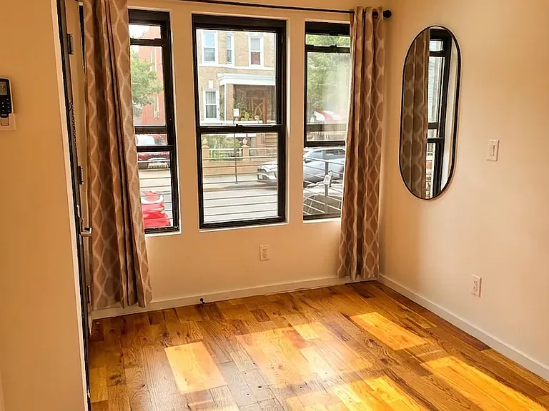 445 E 46th St #1 — Photo 4