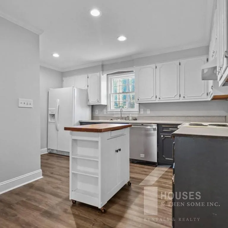 301 Ladbroke Rd — Photo 3