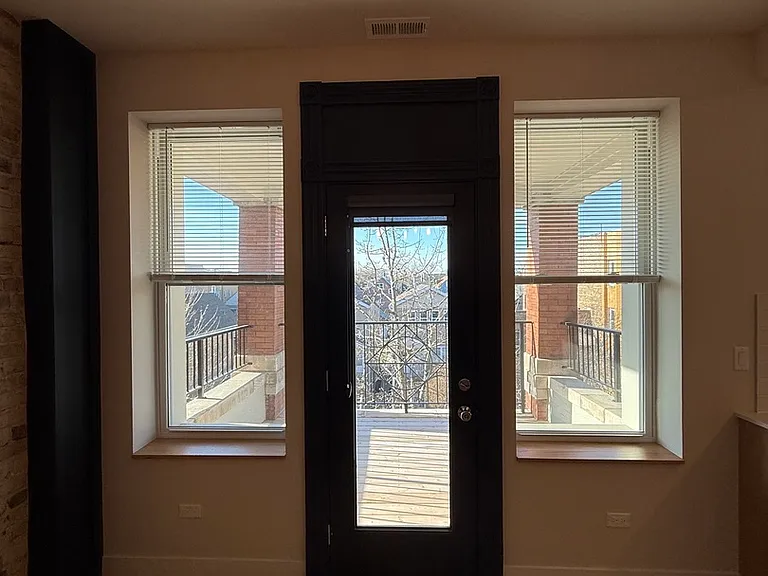 927 N Mozart St #1F — Photo 2