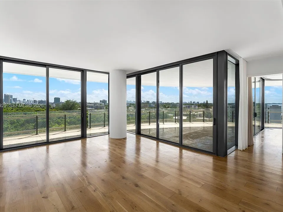 8701 Collins Ave #606